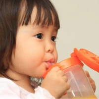 お子様がシリコンストローでドリンクを飲む